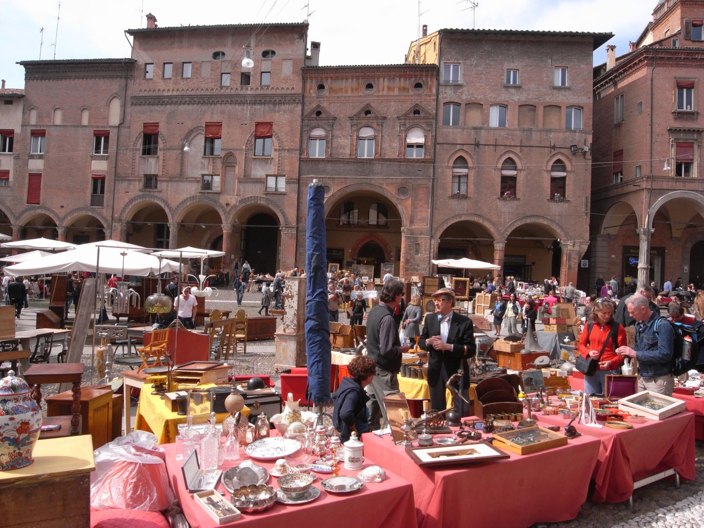Antiques market Piazza santo Stefano Bolonga